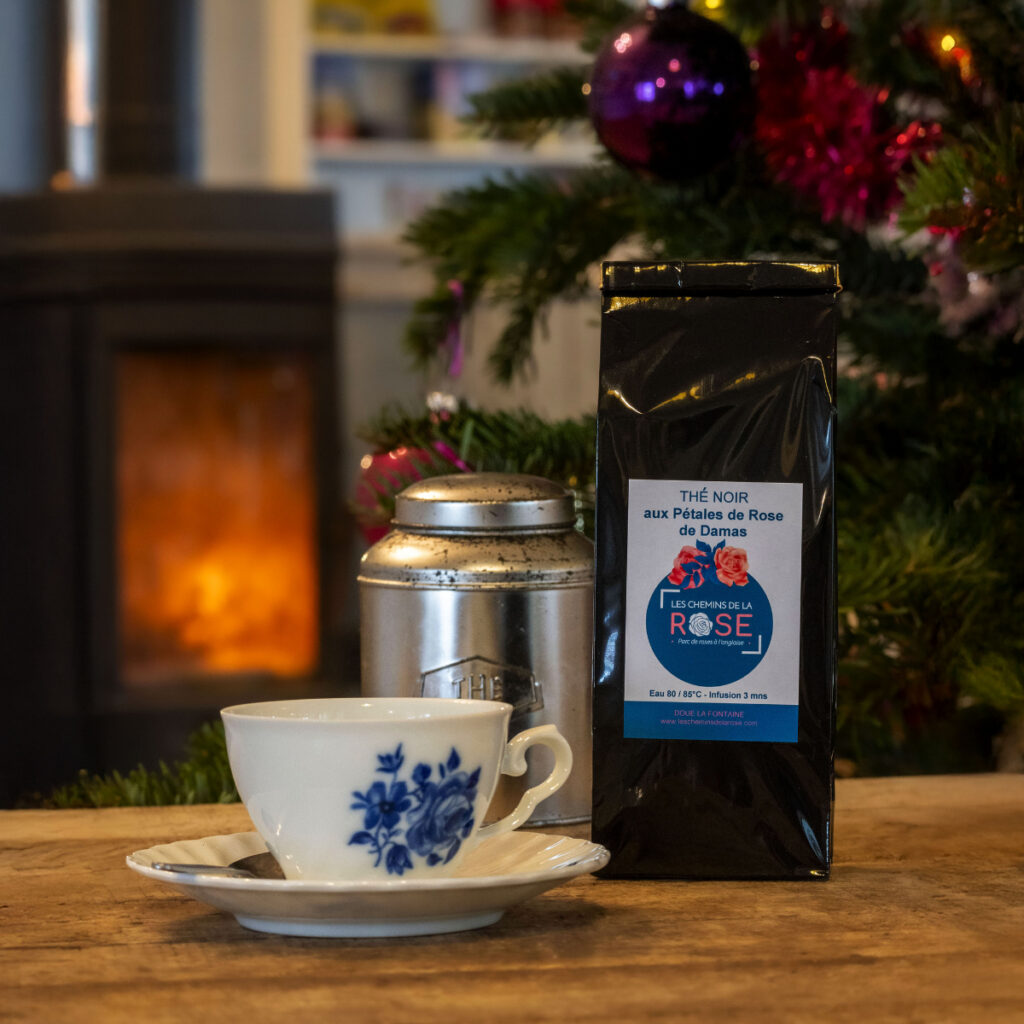 Thé noir à la rose de damas bio avec tasse décorative ambiance chaleureuse