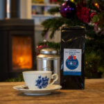 Thé noir à la rose de damas bio avec tasse décorative ambiance chaleureuse