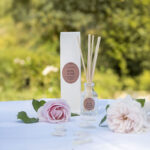 diffuseur de parfum rose élixir flacon transparent avec bâtonnets en bois parfumé - bouquet parfumé mathilde m