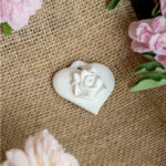 cœur en plâtre blanc avec ruban rose décor parfumé rose élégante mathilde m