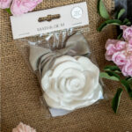 rose en plâtre blanc avec ruban rose décor parfumé rose élégante mathilde m grand format