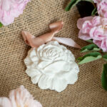 rose en plâtre blanc avec ruban rose décor parfumé rose élixir mathilde m petit format