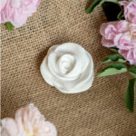rose en plâtre blanc avec ruban rose décor parfumé rose élégante mathilde m petit format