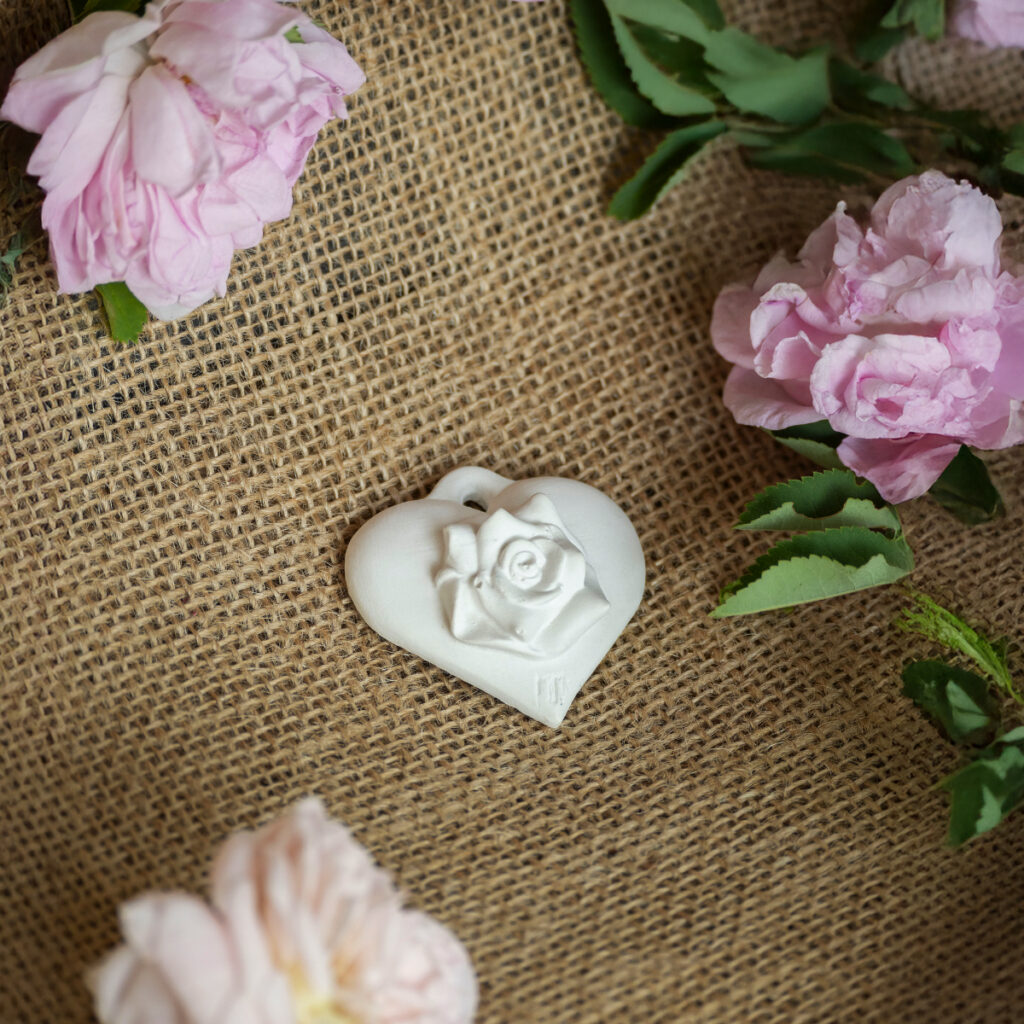 cœur en plâtre blanc avec ruban rose décor parfumé rose élégante mathilde m