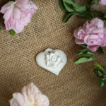 cœur en plâtre blanc avec ruban rose décor parfumé rose élégante mathilde m