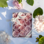Coffret de 12 rose en pétales de savon rose et blanc parfum rose mathild m