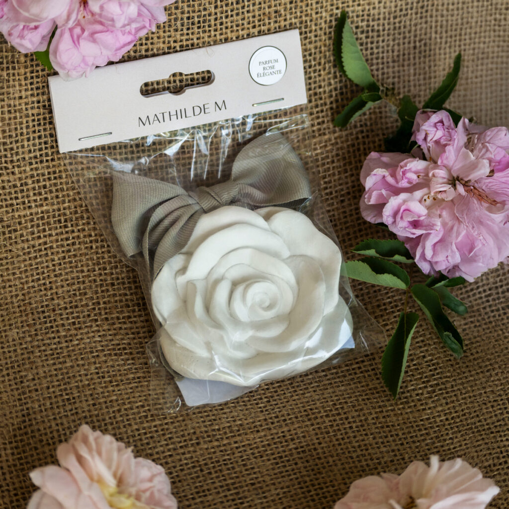 rose en plâtre blanc avec ruban rose décor parfumé rose élégante mathilde m grand format