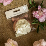 rose en plâtre blanc avec ruban rose décor parfumé rose élixir mathilde m