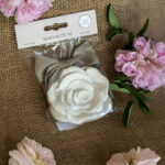 rose en plâtre blanc avec ruban rose décor parfumé rose élégante mathilde m grand format