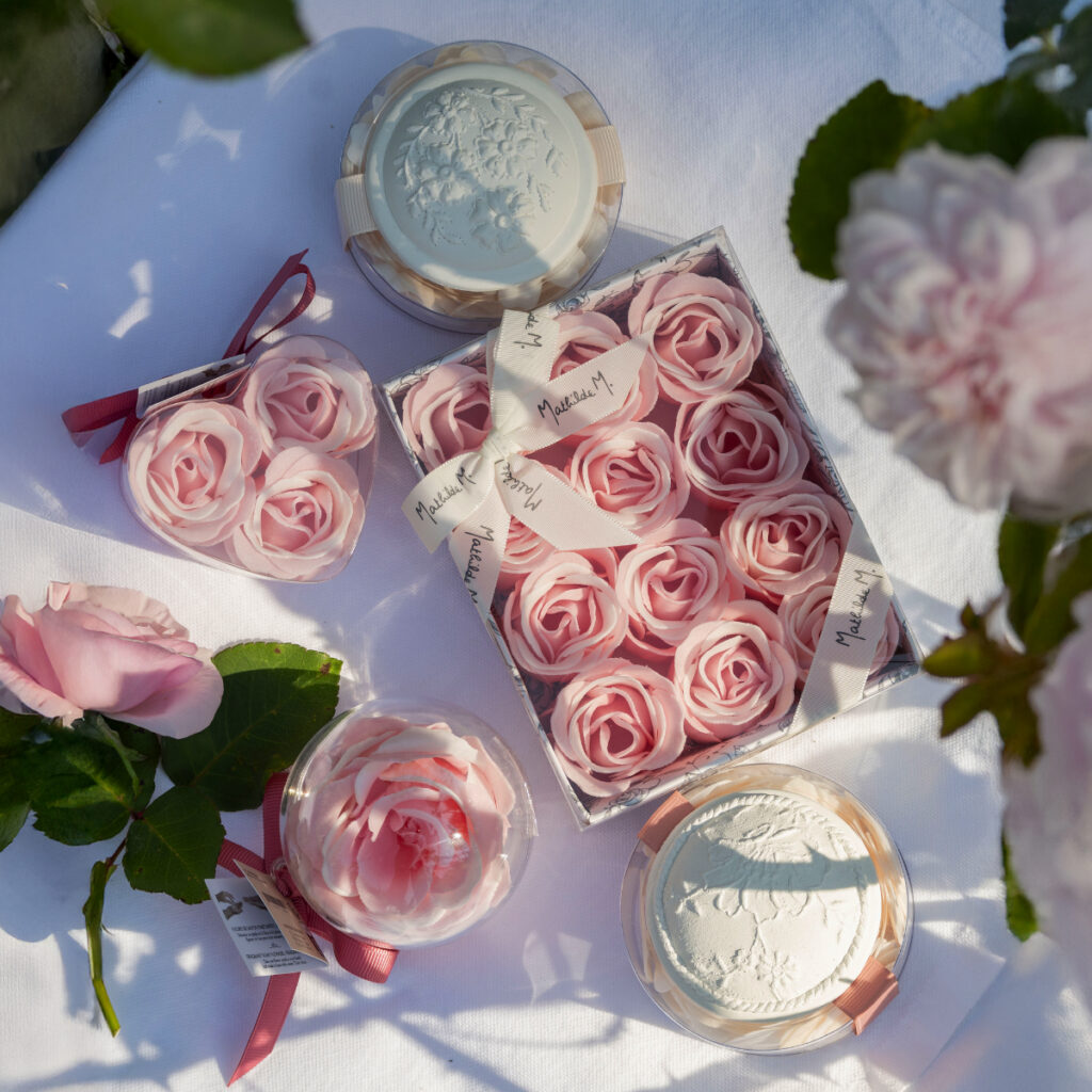 ensemble de savon en forme de rose et parfumé à la rose mathilde m