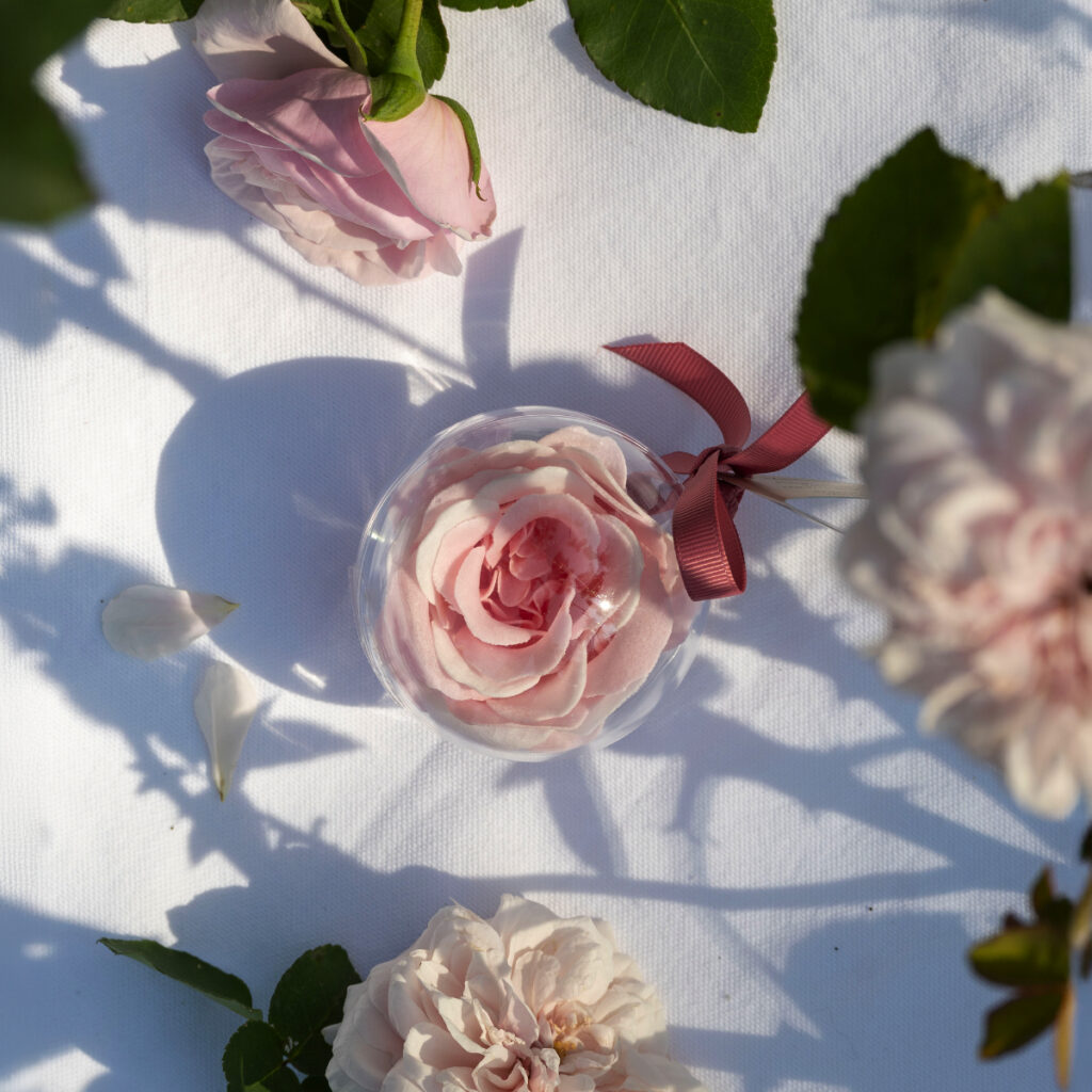 boule de savon en forme de rose rose et blanc parfum rose bien-être